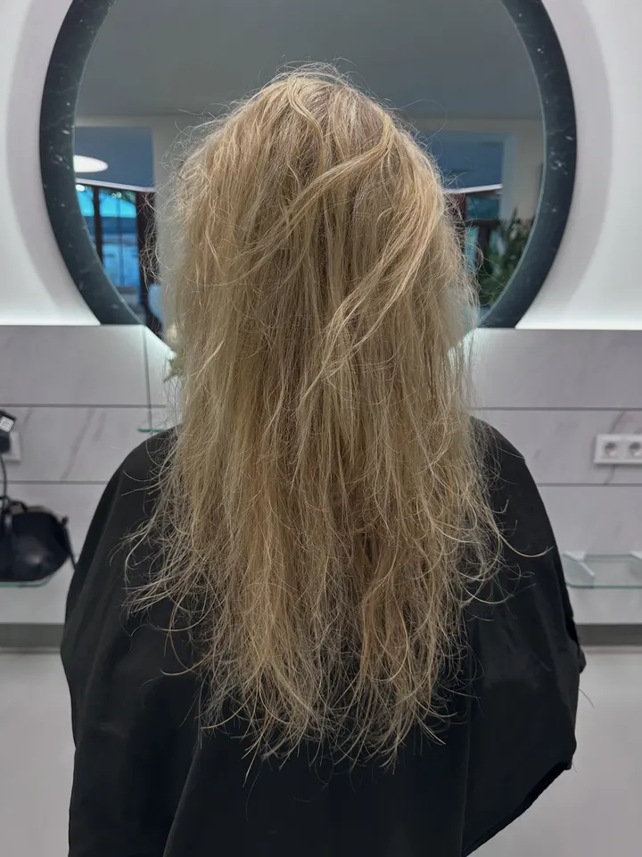 Vorher: krauses Haar vor der Haarbändigung