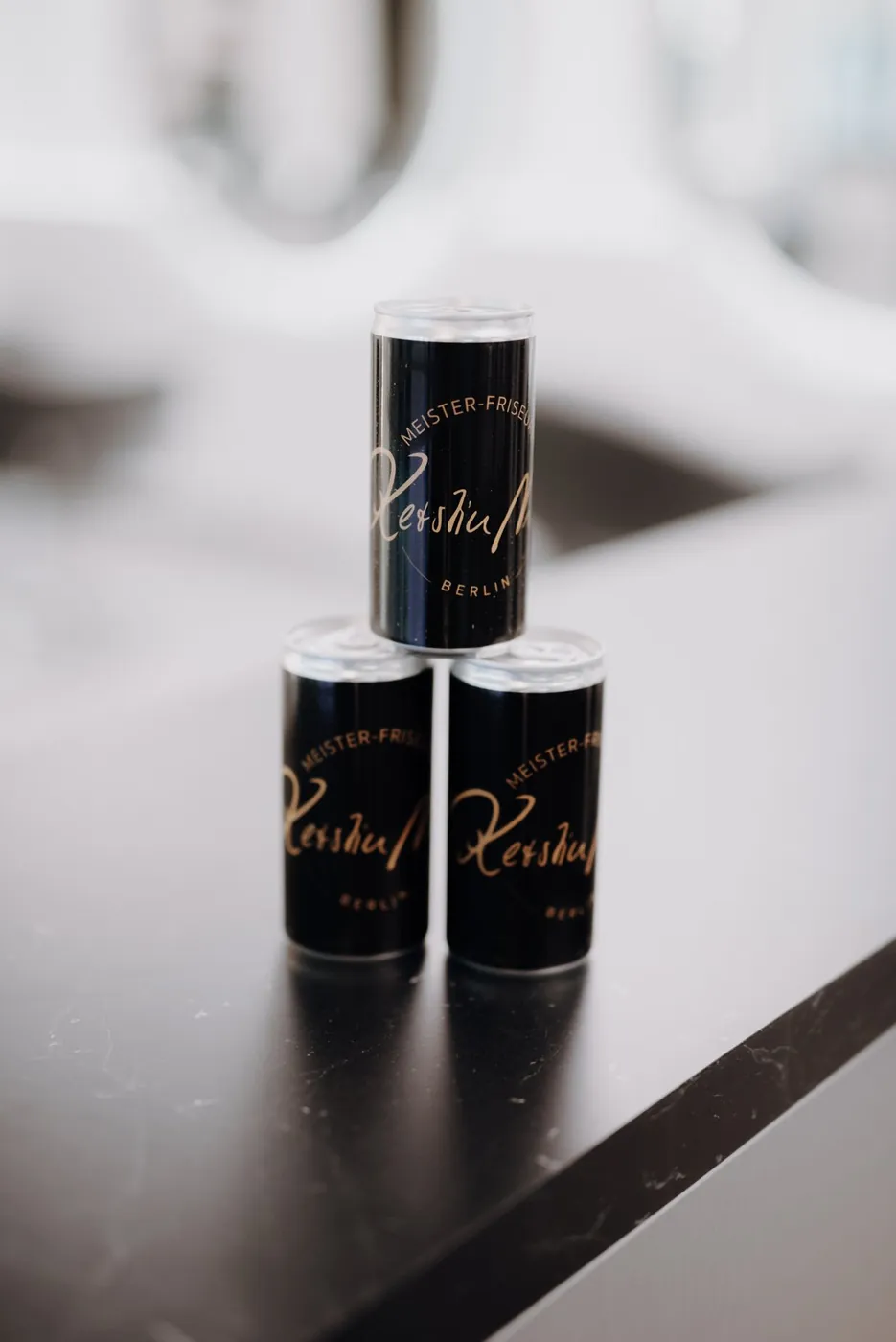 Prosecco-Dosen mit dem Logo der Meister-Friseure Kerstin Nickel